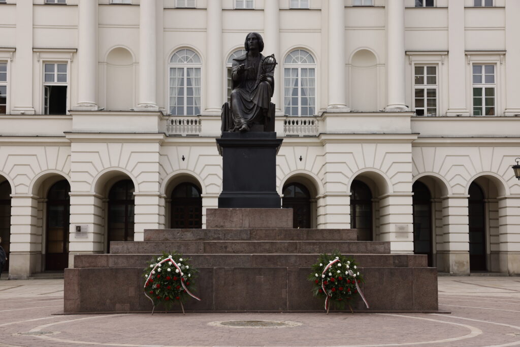 Złożenie wieńca pod pomnikiem Mikołaja Kopernika w Warszawie